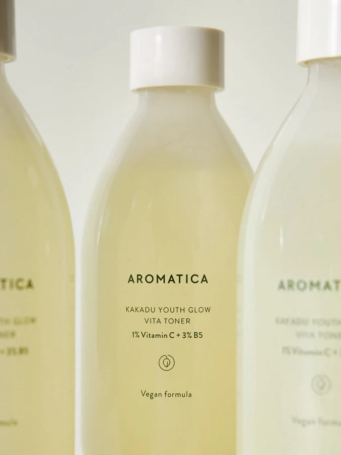 Тонер для сияния кожи с витамином С, экстрактом сливы какаду  и пантенолом Aromatica Kakadu Youth Glow Vita Toner 1% Vitamin C + 3% B5 Тонер для сияния кожи с витамином С, экстрактом сливы какаду  и пантенолом Aromatica Kakadu Youth Glow Vita Toner 1% Vitamin C + 3% B5