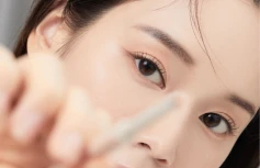 Гелевая подводка для век в формате карандаша в коричневом оттенке Dasique Slim Gel Eyeliner #03 Brown