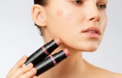 Мультифункциональный стик для макияжа в персиковом оттенке MAD ONE 3-in-1 Face Stick Eyes + Lips + Cheeks Soft Peach