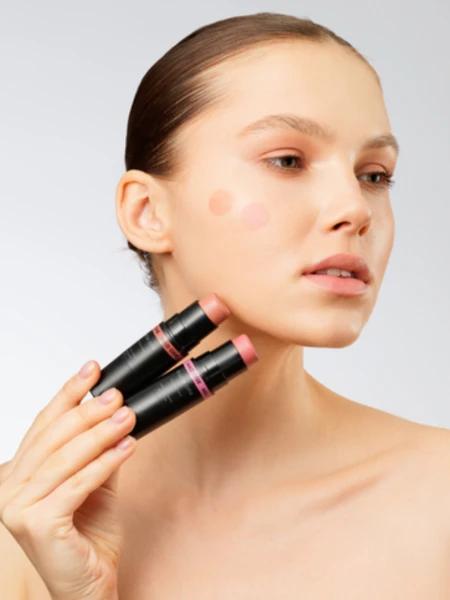 Мультифункциональный стик для макияжа в розовом оттенке MAD ONE 3-in-1 Face Stick Eyes + Lips + Cheeks Dusty Rose