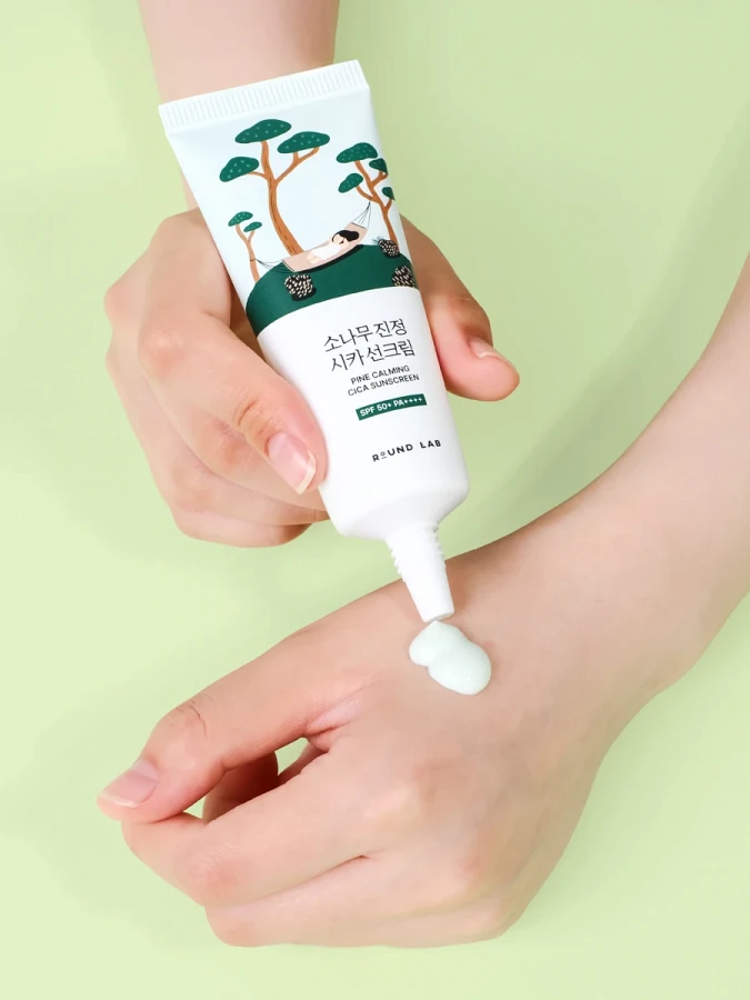 Успокаивающий солнцезащитный крем с экстрактом сосны и центеллы Round Lab Pine Calming Cica Sunscreen SPF50+ PA++++