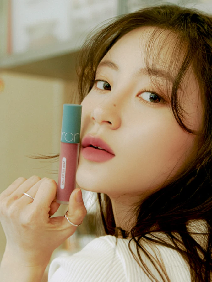 Вельветовый пигмент с матовым финишем в холодном пепельно-розовом оттенке rom&nd Zero Velvet Tint 25 Nerd Pink