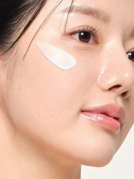 Осветляющий солнцезащитный крем для лица с витамином С Ariul Green Vitamin C Brightening Sun Cream