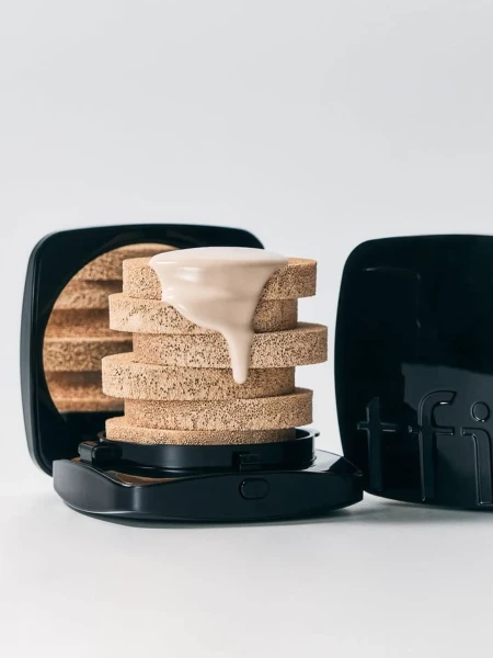 Тональное средство с сияющим финишем TFIT Layering Fit Glow Cushion EX W02 Almond Butter SPF50+ PA++++