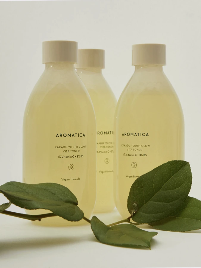 Тонер для сияния кожи с витамином С, экстрактом сливы какаду  и пантенолом Aromatica Kakadu Youth Glow Vita Toner 1% Vitamin C + 3% B5 Тонер для сияния кожи с витамином С, экстрактом сливы какаду  и пантенолом Aromatica Kakadu Youth Glow Vita Toner 1% Vitamin C + 3% B5