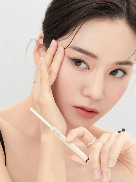 Гелевая подводка для век в формате карандаша в чёрном оттенке Dasique Slim Gel Eyeliner #01 Black