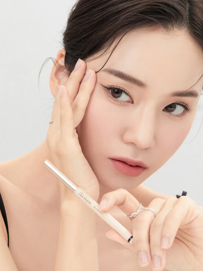 Гелевая подводка для век в формате карандаша в чёрном оттенке Dasique Slim Gel Eyeliner #01 Black