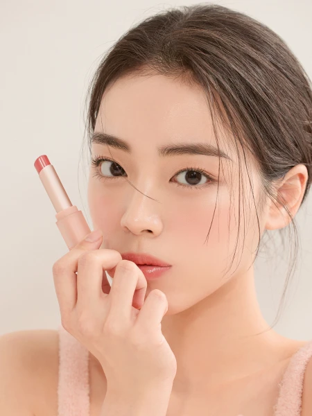 Глянцевая помада в натуральном оттенке губ Dasique Mood Glow Lipstick #01 Cream Sand