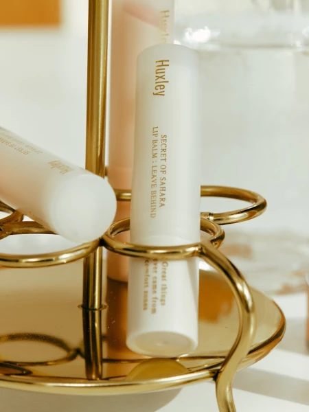 Увлажняющий бальзам для губ с маслом опунции Huxley Lip Balm Leave Behind 1 Moroccan Linen