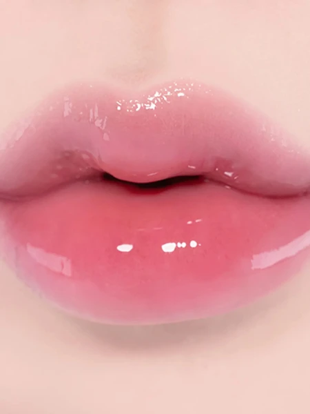 Лёгкий глянцевый блеск для губ fwee 3D Voluming Gloss A03 Candy 30%