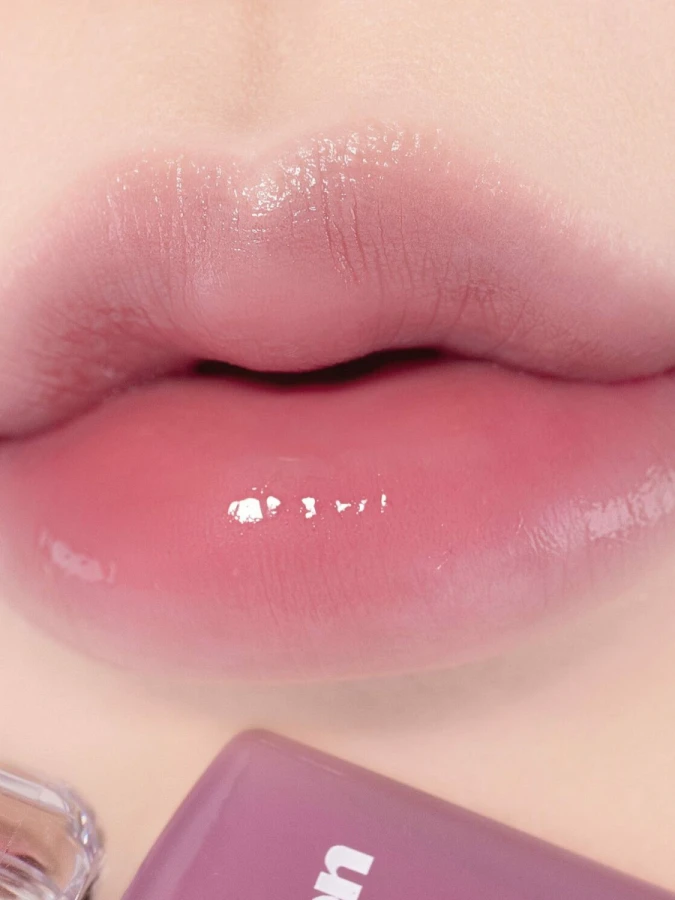 Легкий увлажняющий блеск-тинт для губ ALTERNATIVE STEREO Lip Potion Aqua Glow No.8 Sugar Purple