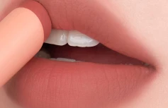 Мягкая кремовая помада в тёмно-нюдовом оттенке rom&nd Zero Matte Lipstick 23 Ruddy Nude