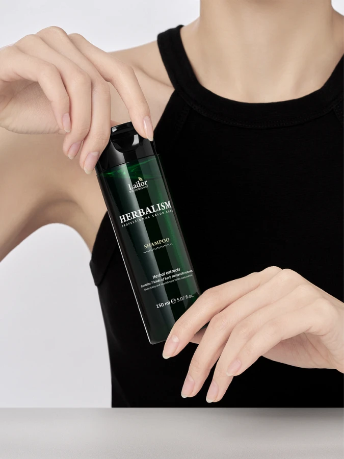 Тонизирующий шампунь с травяными экстрактами La’dor Herbalism Shampoo