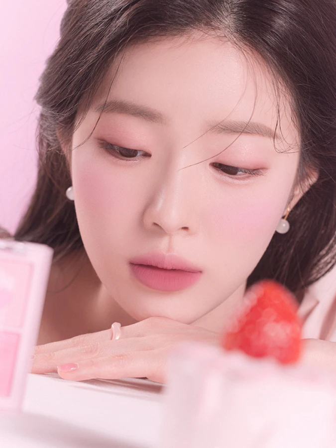 Палетка спрессованных румян в насыщенных ягодных оттенках Dasique Blending Mood Cheek #06 Berry Smoothie