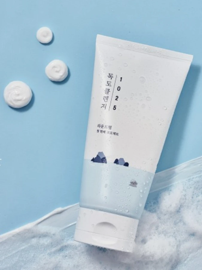 Мягкая пенка для умывания с морской водой Round Lab 1025 Dokdo Сleanser