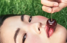 Оттеночное масло-плампер для губ TOCOBO Juicy Berry Plumping Lip Oil 03 Black Cherry