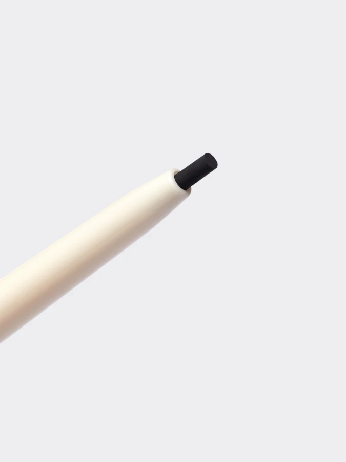 Гелевая подводка для век в формате карандаша в чёрном оттенке Dasique Slim Gel Eyeliner #01 Black