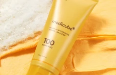 Осветляющая пенка для умывания с кислотами и экстрактом куркумы Medicube  Kojic Acid Turmeric Toning Cleanser