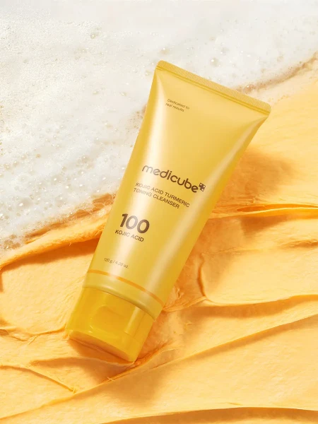 Осветляющая пенка для умывания с кислотами и экстрактом куркумы Medicube  Kojic Acid Turmeric Toning Cleanser