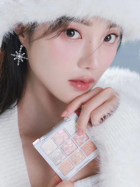 Палетка сияющих теней для век Dasique Shadow Palette #25 Holiday Snowball