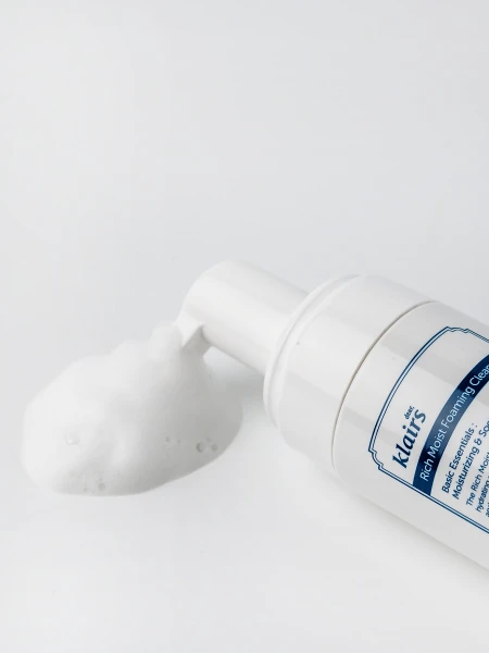 Смягчающая пенка-мусс для умывания Dear, Klairs Rich Moist Foaming Cleanser Смягчающая пенка-мусс для умывания Dear, Klairs Rich Moist Foaming Cleanser