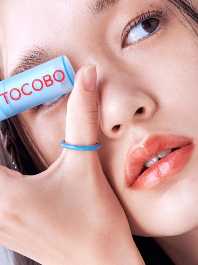 Увлажняющий оттеночный бальзам для губ в красном оттенке TOCOBO Glass Tinted Lip Balm 013 Tangerine Red
