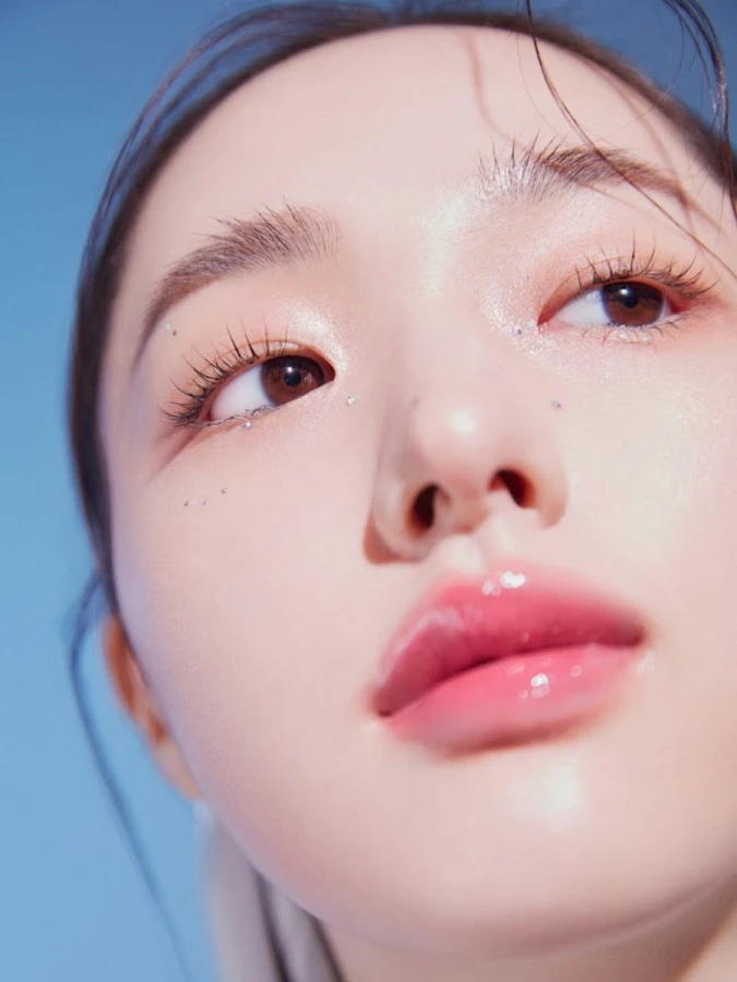 Сияющая сыворотка для макияжа в холодном оттенке FEEV Hyper-Fit Shimmering Serum Peach Fairy