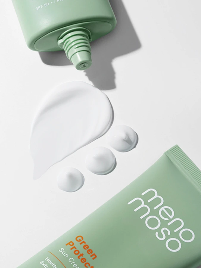 Успокаивающий солнцезащитный крем для лица с экстрактом хауттюйнии MENOMOSO Green Protector Sun Cream SPF50+ PA++++