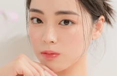 Глянцевая помада в оттенке ягод шиповника Dasique Mood Glow Lipstick #04 Rosehip