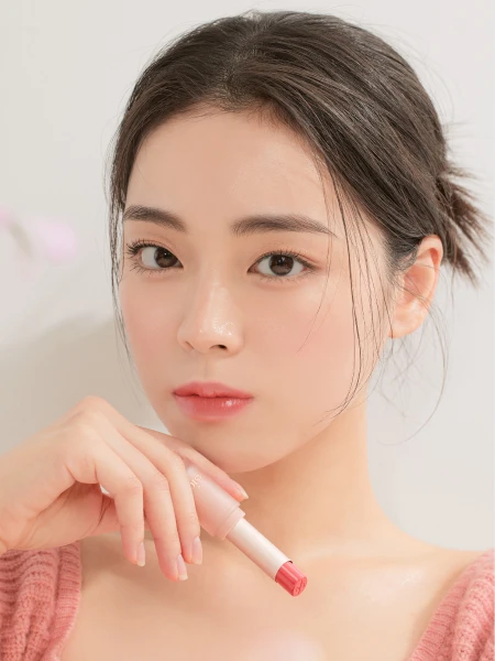 Глянцевая помада в оттенке ягод шиповника Dasique Mood Glow Lipstick #04 Rosehip