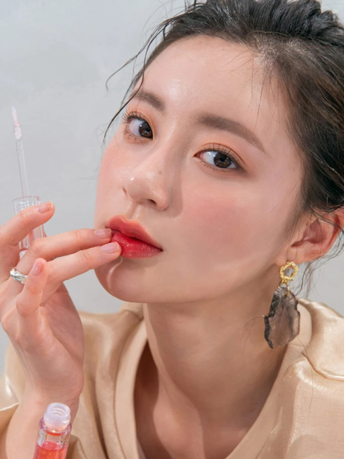 Жидкий блеск для губ с сияющими частицами в кораловом оттенке rom&nd Glasting Water Gloss 01 Sanho Crush