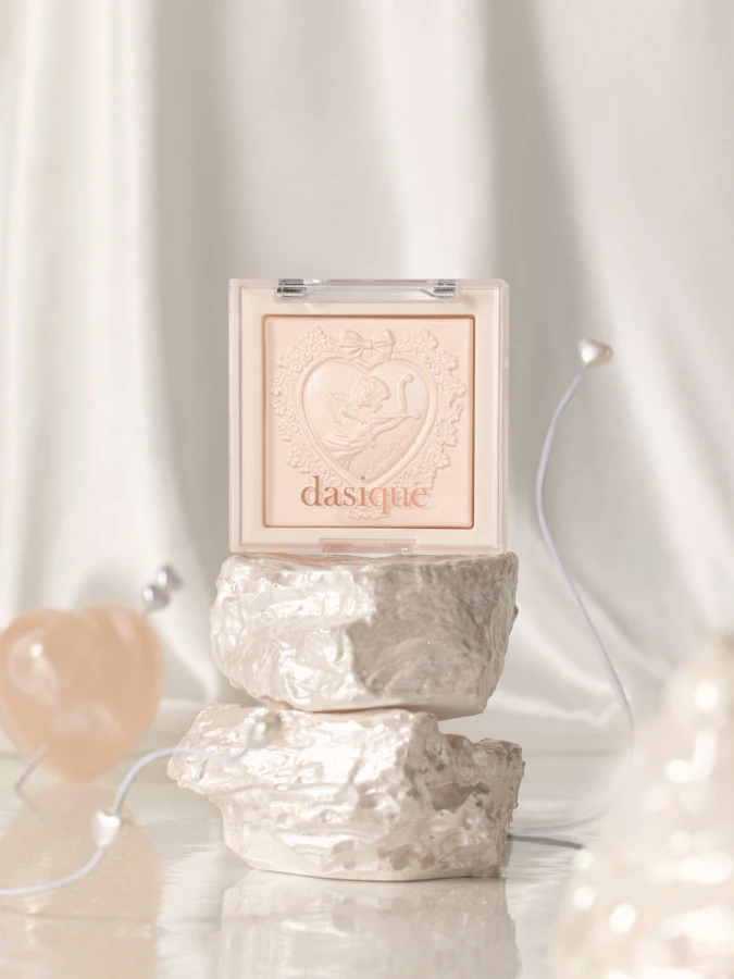 Сияющая пудра для лица в бежевом оттенке Dasique Luxe Glow Highlighter #01 Shine Beige
