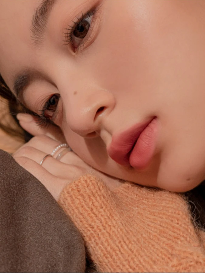 Вельветовый пигмент с матовым финишем в оттенке цветочного лепестка rom&nd Zero Velvet Tint 18 Petal Tassel