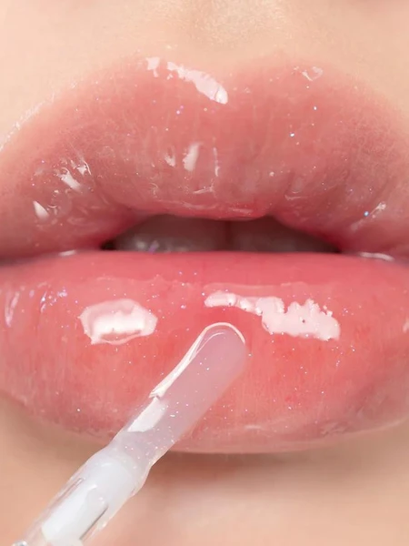 МИНИ Жидкий блеск для губ с сияющими частицами в лиловом оттенке rom&nd Glasting Water Gloss 03 Fairy Sherbet