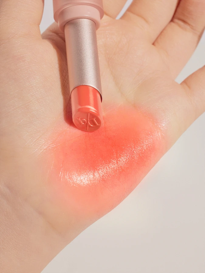 Глянцевая помада в ярком персиковом оттенке Dasique Mood Glow Lipstick #03 Peaches