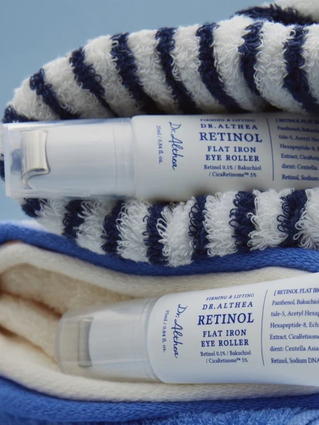 Разглаживающий крем-роллер для кожи вокруг глаз с ретинолом Dr.Althea Retinol Flat Iron Eye Roller