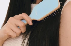 Деревянная массажная расчёска для волос La’dor Detangling Paddle Hair Brush (Blue)