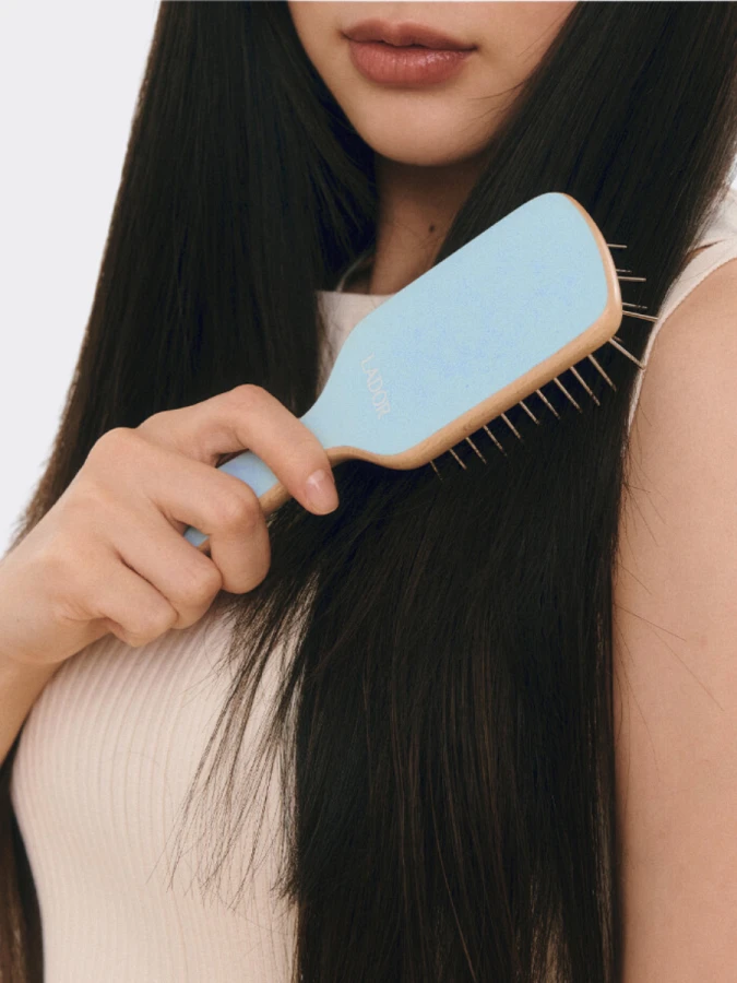 Деревянная массажная расчёска для волос La’dor Detangling Paddle Hair Brush (Blue)