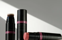 Мультифункциональный стик для макияжа в розовом оттенке MAD ONE 3-in-1 Face Stick Eyes + Lips + Cheeks Dusty Rose