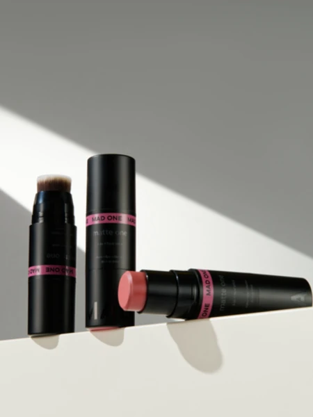 Мультифункциональный стик для макияжа в розовом оттенке MAD ONE 3-in-1 Face Stick Eyes + Lips + Cheeks Dusty Rose