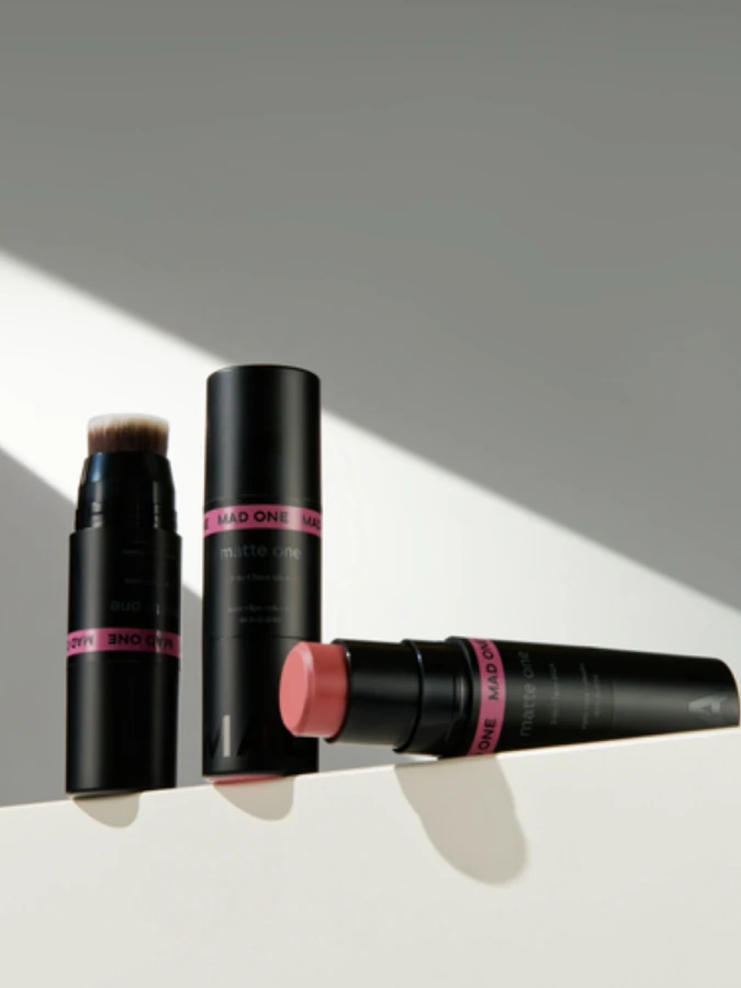 Мультифункциональный стик для макияжа в розовом оттенке MAD ONE 3-in-1 Face Stick Eyes + Lips + Cheeks Dusty Rose