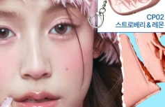 Компактная палетка румян в формате брелка fwee Pocket Cheek Palette CP02 Strawberry&Lemon