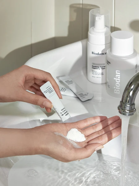 Мягкая энзимная пудра с комплексом пробиотиков и керамидами Biodance Hydro Ceramide Cleansing Powder Мягкая энзимная пудра с комплексом пробиотиков и керамидами Biodance Hydro Ceramide Cleansing Powder