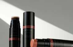 Мультифункциональный стик для макияжа в персиковом оттенке MAD ONE 3-in-1 Face Stick Eyes + Lips + Cheeks Soft Peach