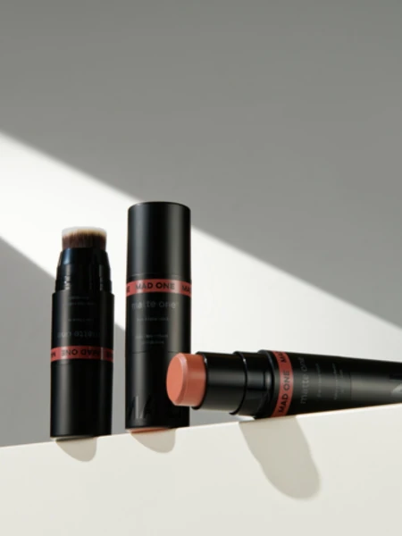 Мультифункциональный стик для макияжа в персиковом оттенке MAD ONE 3-in-1 Face Stick Eyes + Lips + Cheeks Soft Peach