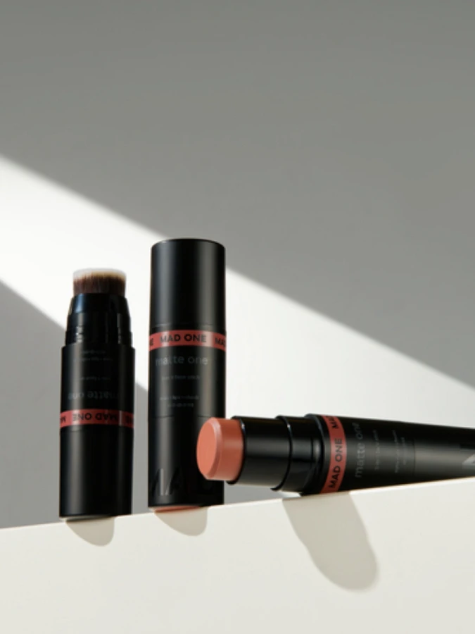 Мультифункциональный стик для макияжа в персиковом оттенке MAD ONE 3-in-1 Face Stick Eyes + Lips + Cheeks Soft Peach