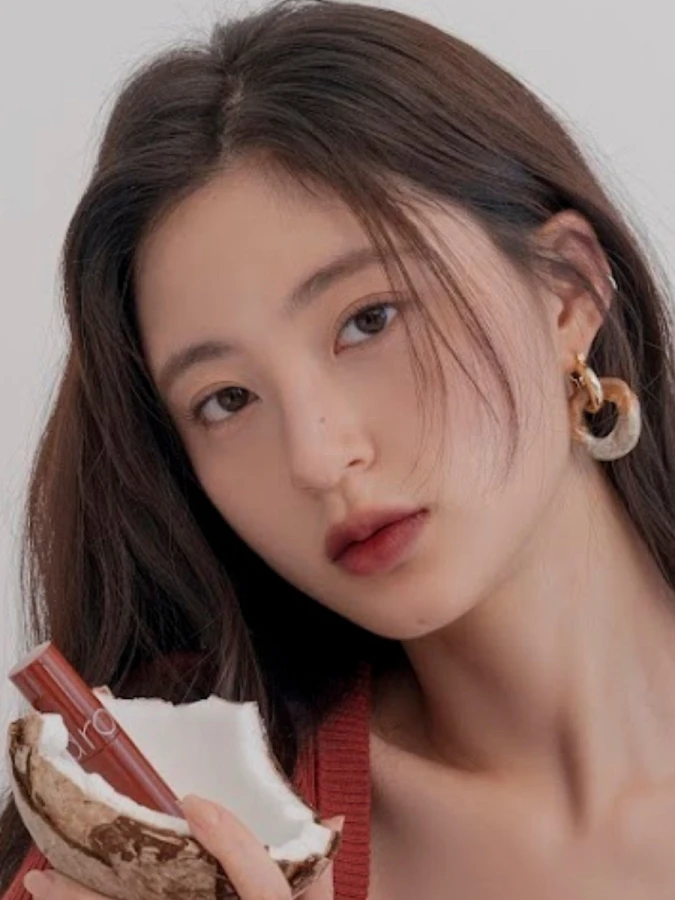 Сочный глянцевый тинт для губ с оттенком кокосовой скорлупы rom&nd Juicy Lasting Tint 20 Dark Coconut