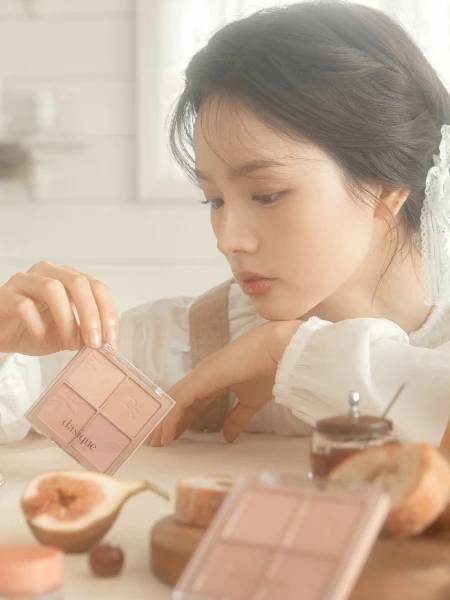 Палетка спрессованных румян в приглушённых ореховых оттенках Dasique Blending Mood Cheek #10 Muted Nuts