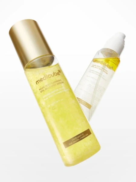 Осветляющий спрей-сыворотка для лица с витамином С Medicube Kojic Acid Turmeric Vitamin Gold Jelly Mist Serum