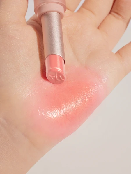 Глянцевая помада в нежном лососевом оттенке Dasique Mood Glow Lipstick #05 Baby Salmon